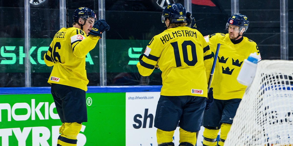 Tre Kronor firar ett mål mot Slovakien.
