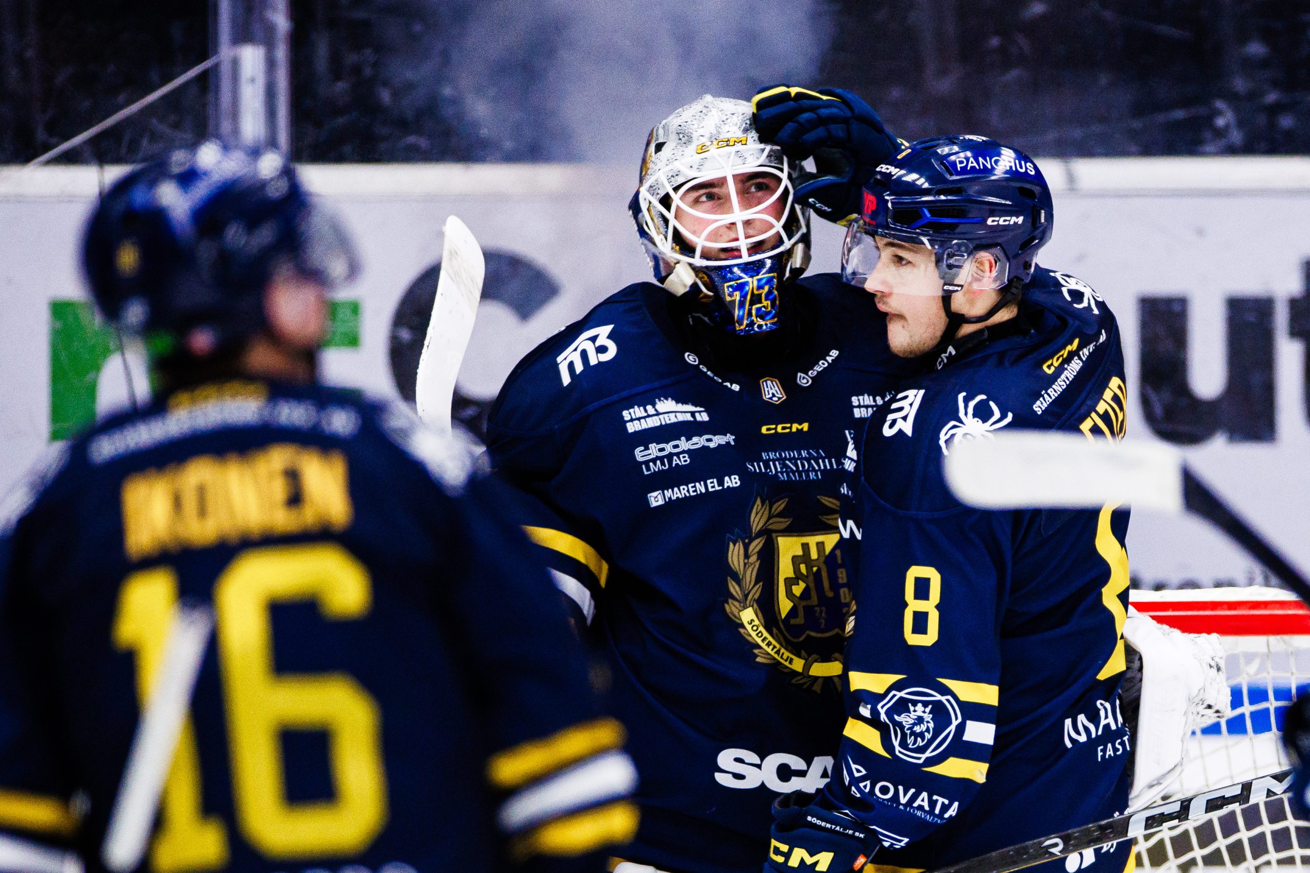 Södertäljes målvakt Love Härenstam jublar med Tarun Fizer