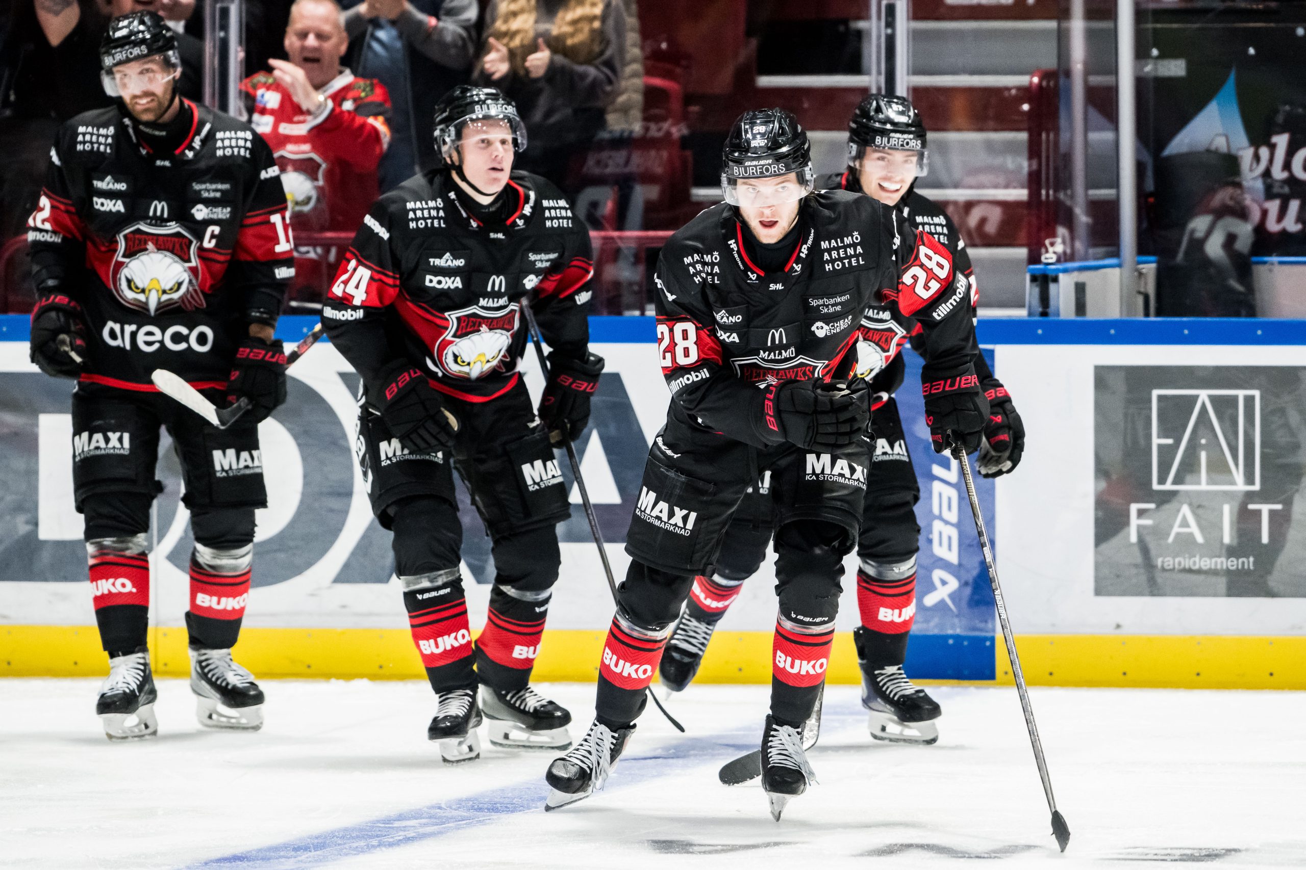 Malmö Redhawks Jonathan Myrenberg jublar med lagkamrater