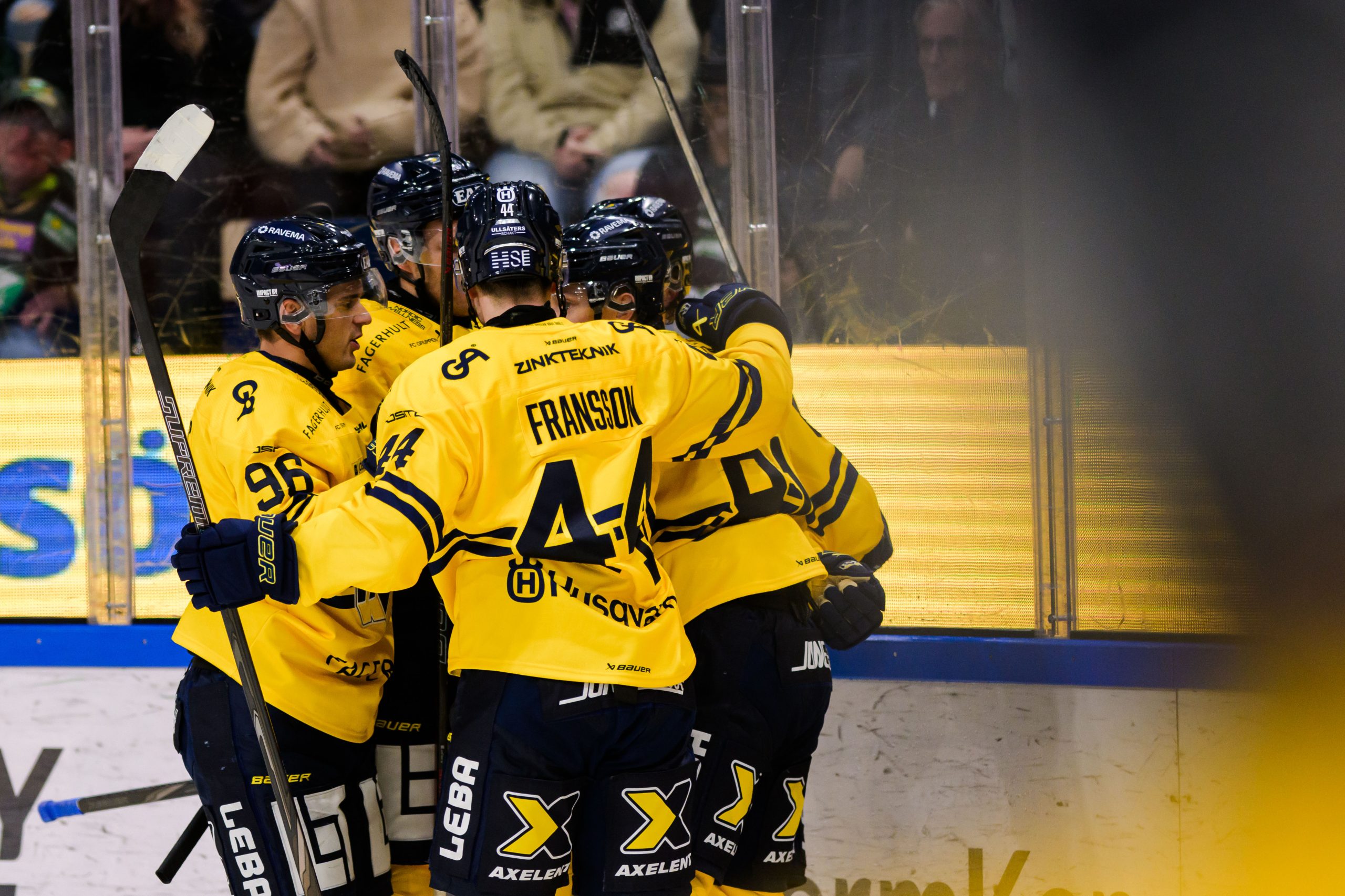 HV71:s Jan Mysak jublar med lagkamrater