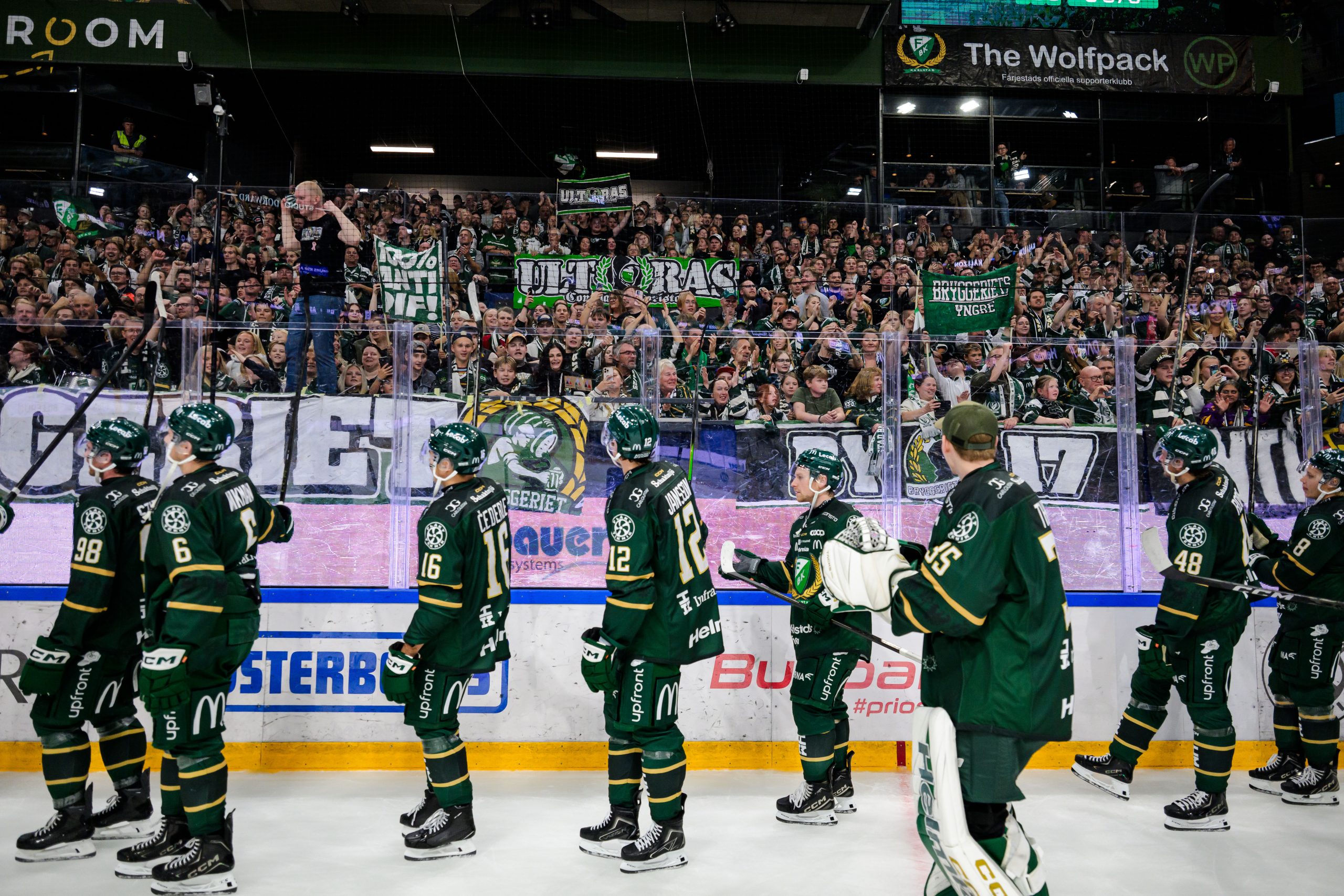 Färjestads spelare jublar med supportrarna
