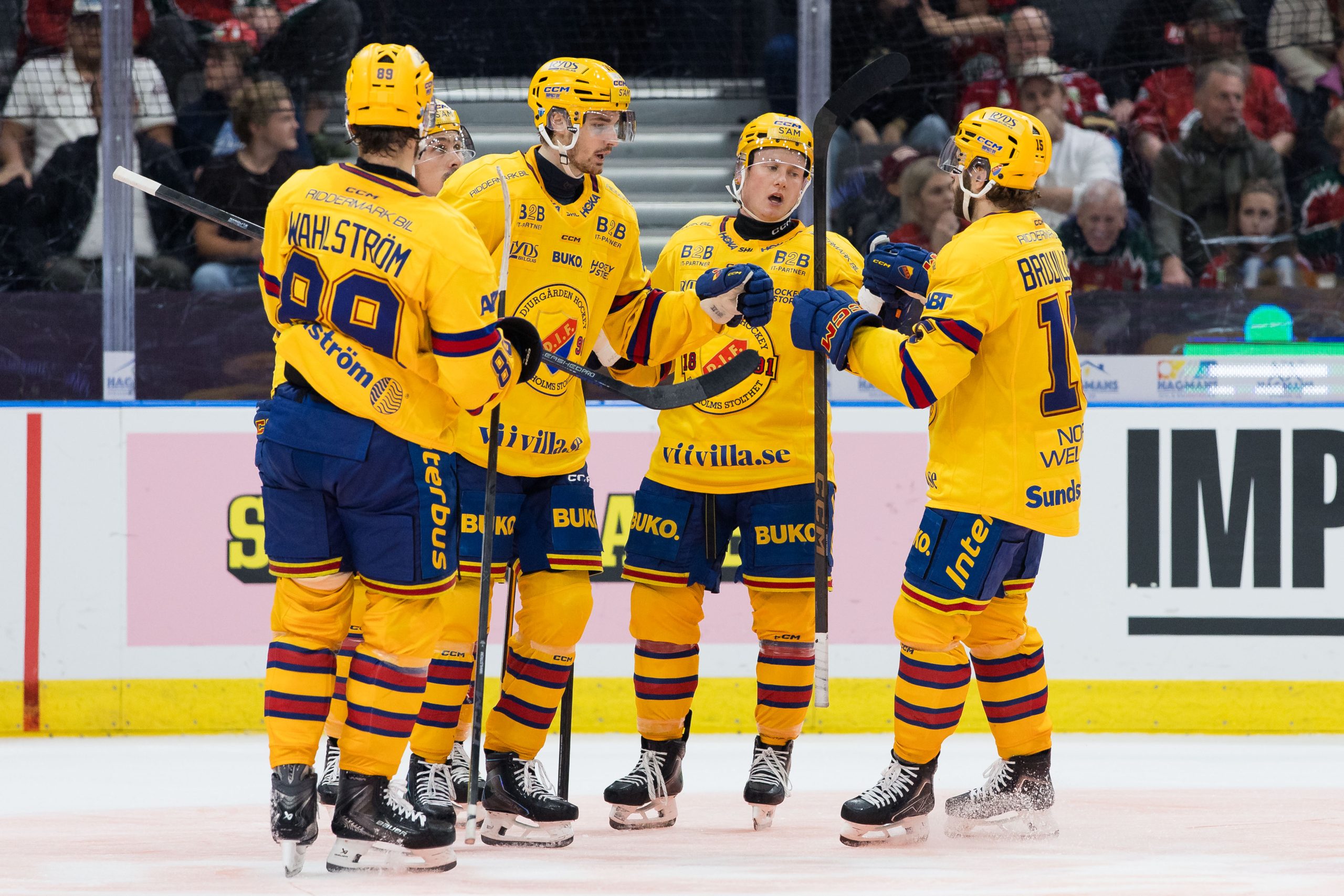 Djurgårdens Nils Åman jublar med lagkamrater
