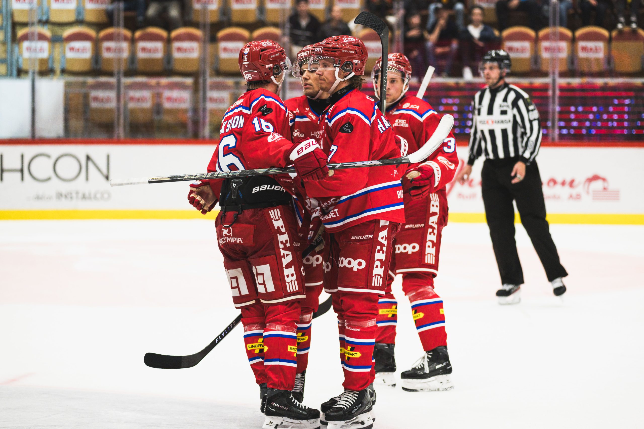 Timrås Marcus Hardegård jublar med lagkamrater
