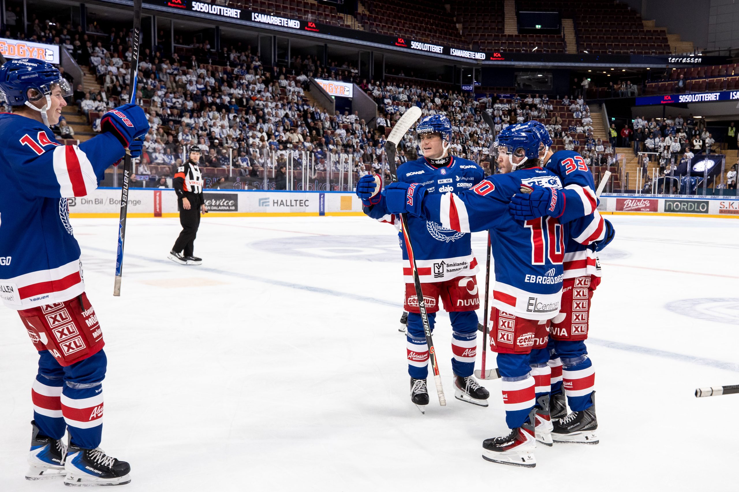 Oskarshamns Matthew Brown jublar med lagkamrater